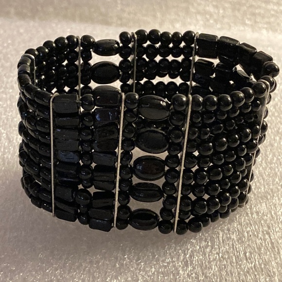 Black Shiny Multilayer Beaded Stretch Bracelet With Silvertone Linear Spacers - Picture 1 of 9